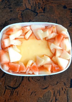 A picture of Vanilla custard, sugar free, with apple 🍎🍏.