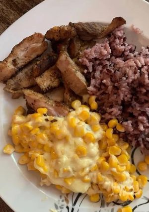 O poză a rețetei Carne grill cu orez mov și porumb cu cașcaval. Inspirație Coreeană.