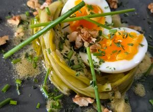 Une photo de 🥬 Poireaux vinaigrette chic + œuf mollet + crumble de noix