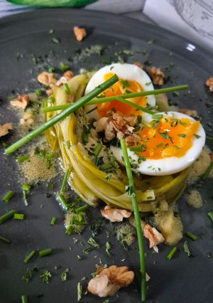 Une photo de 🥬 Poireaux vinaigrette chic + œuf mollet + crumble de noix