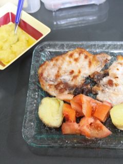 Una foto de Chuletas de cerdo con patatas microondas