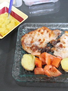 Una foto de Chuletas de cerdo con patatas microondas