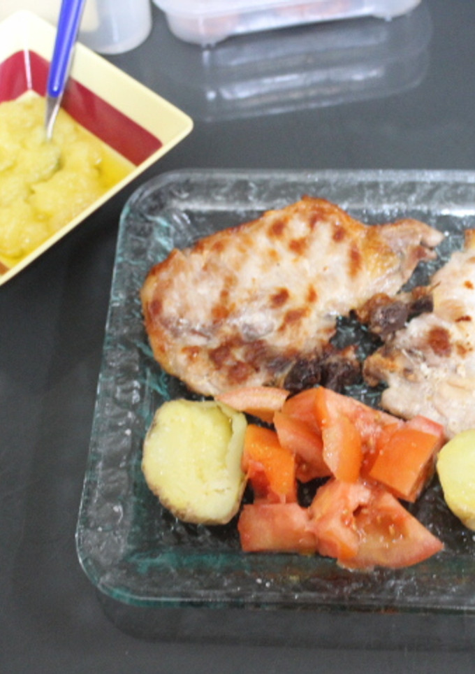 Una foto de Chuletas de cerdo con patatas microondas