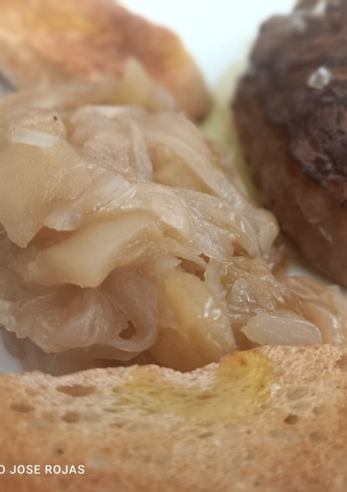 Una foto de Grany Smith y cebolla caramelizada en reducción