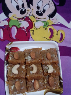 चने दाल की बर्फी (Chane dal ki barfi recipe in Hindi) रेसिपी मुख्य फोटो