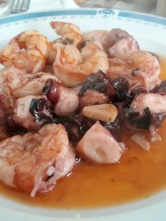 Una foto de Pulpo con gambones al ajillo
