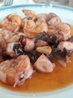 Una foto de Pulpo con gambones al ajillo