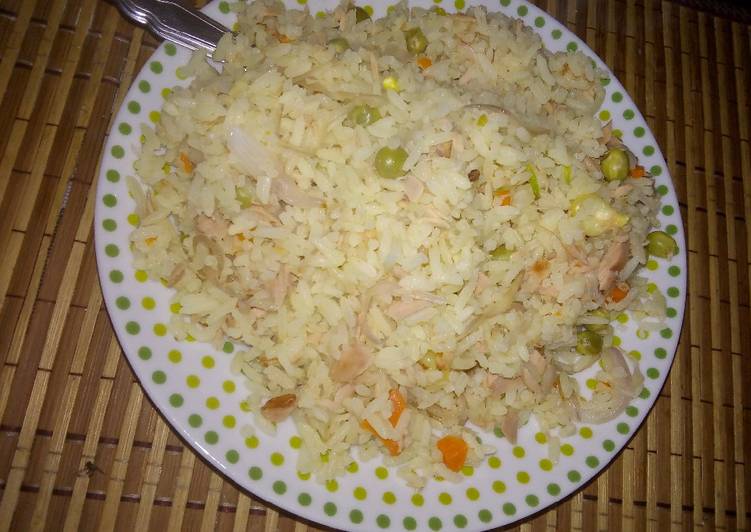 Arroz a la jardinera con atún revuelto