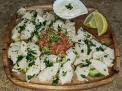 Una foto de carpaccio de marisco