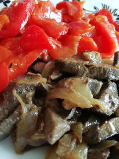 Una foto de Asadura de pollo encebollada con pimiento rojo asado