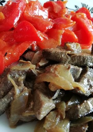 Una foto de Asadura de pollo encebollada con pimiento rojo asado