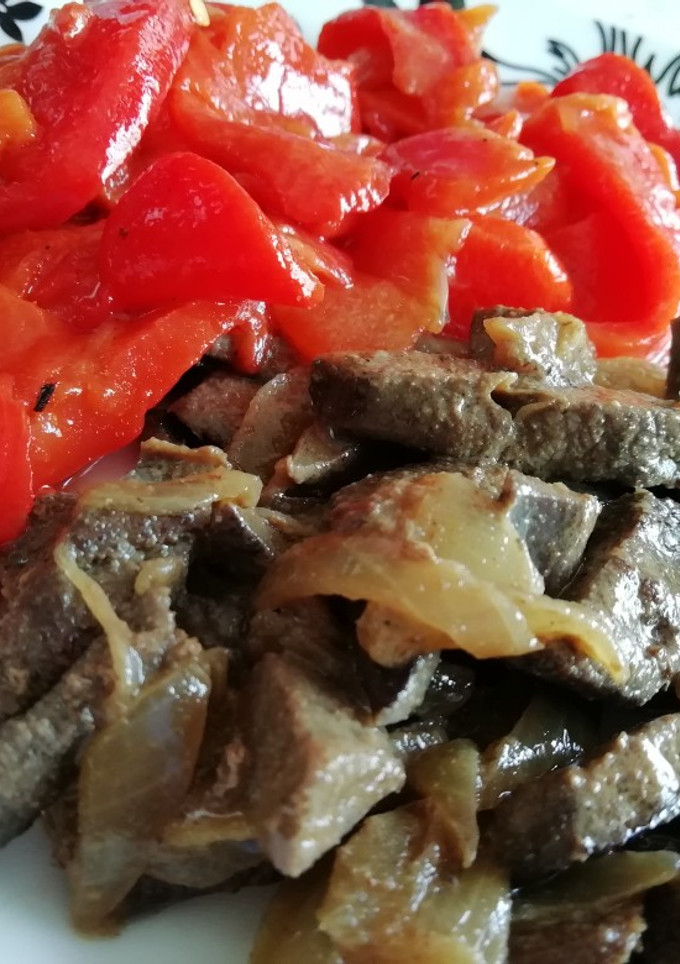 Una foto de Asadura de pollo encebollada con pimiento rojo asado
