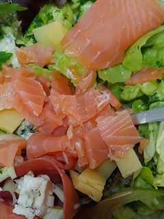 Una foto de Ensalada tibia de Salmón, alubias y queso salsa roquefort