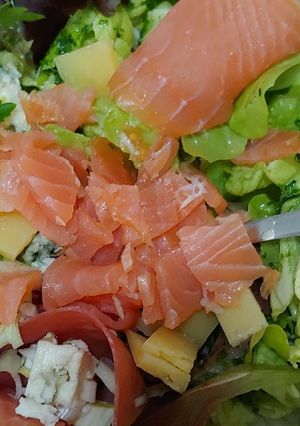 Una foto de Ensalada tibia de Salmón, alubias y queso salsa roquefort