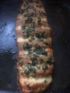 Una foto de Pan de queso al ajo y perejil sin levadura. Rápido y rico