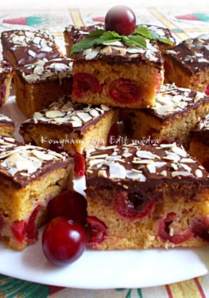 Karamellás, rejtett meggyes kevert sütemény recept fotója