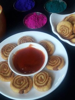 मैदा और बेसन मठरी (Maida aur Besan mathri recipe in Hindi) रेसिपी मुख्य फोटो