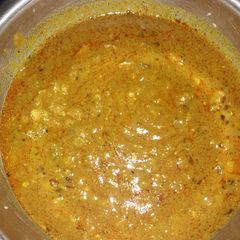 A picture of Aloo matar gravy.