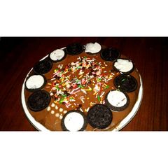 A picture of 6 spoon choco cake.