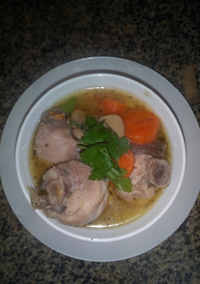 Una foto de Pollo con champiñones y zanahorias
