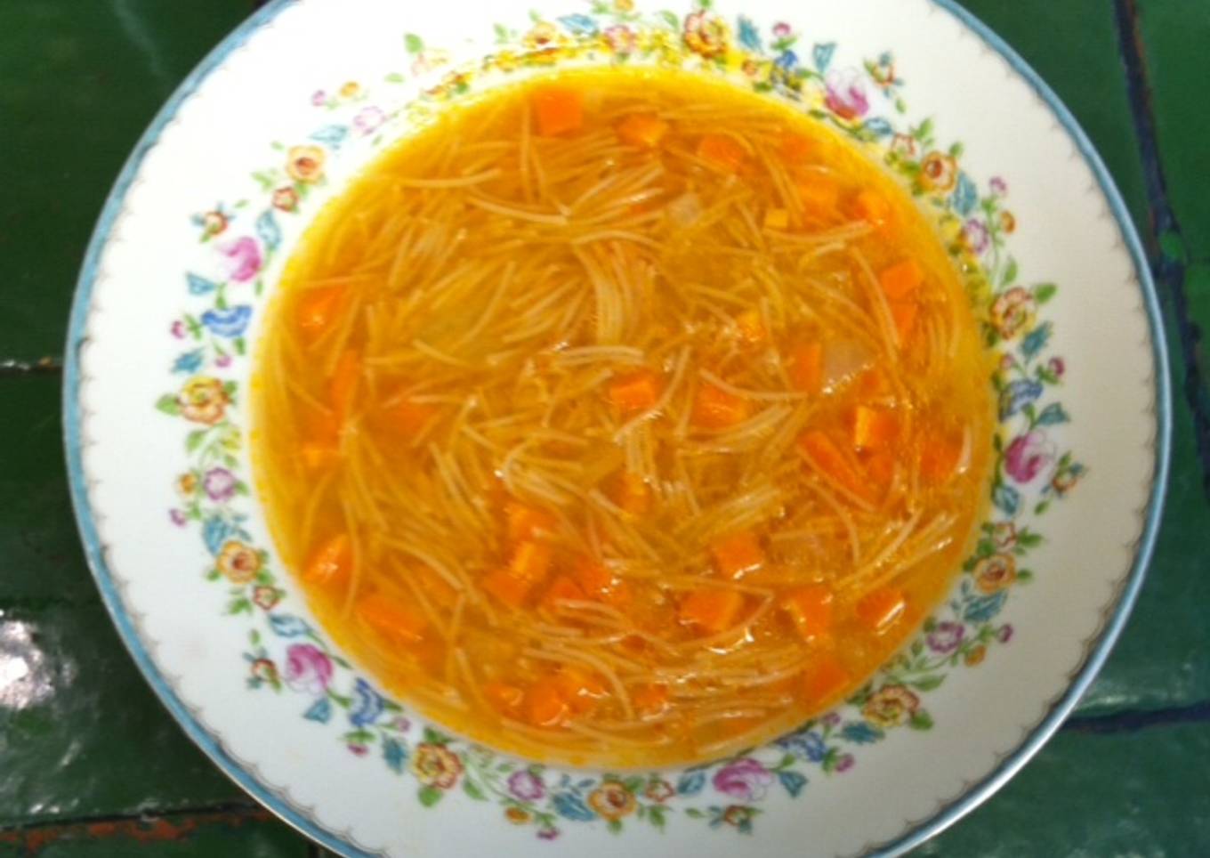 Sopa de fideo con zanahorias