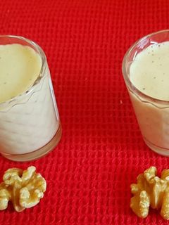 वाॅलनट बनाना थीकशेक (walnut banana milkshake recipe in marathi) रेसिपी चे मुख्य फोटो 