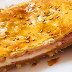 Una foto de Empanada de jamón york y queso