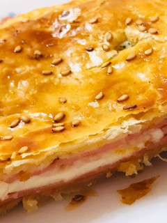 Una foto de Empanada de jamón york y queso