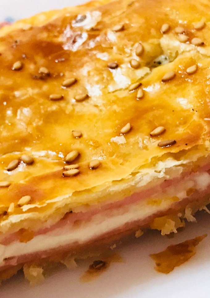 Una foto de Empanada de jamón york y queso