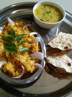 વઘારેલી ખીચડી કઢી (Vaghareli Khichdi Kadhi Recipe In Gujarati) રેસીપી મુખ્ય ફોટો