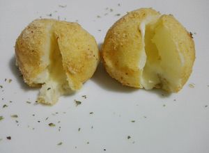 Una foto de Bombas de papa rellenas de Roquefort