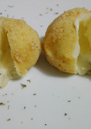 Una foto de Bombas de papa rellenas de Roquefort