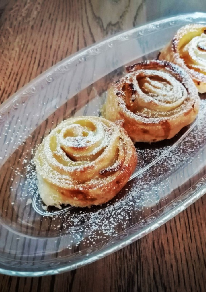 Foto di Roselline di pasta sfoglia e mele