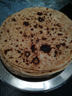 રોટી (Roti Recipe In Gujarati) રેસીપી મુખ્ય ફોટો