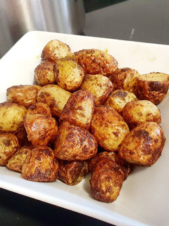 Una foto de Patatas de río en air fryer Cosori con salsa pesto