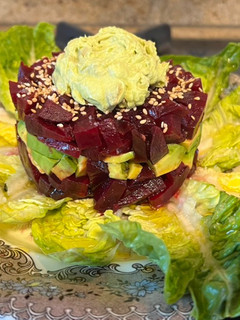 Una foto de Tartar de remolacha y aguacates con mahonesa de aguacates