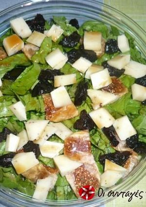A picture of Salad with dried fruits and balsamic vinegar.