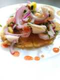 Patacones de guineo con ceviche de pescado blanco y camarón