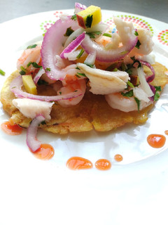 Una foto de Patacones de guineo con ceviche de pescado blanco y camarón