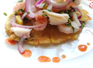 Una foto de Patacones de guineo con ceviche de pescado blanco y camarón