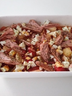 Una foto de Picadillo de la sierra (con tomate, melva, patatas y huevo)