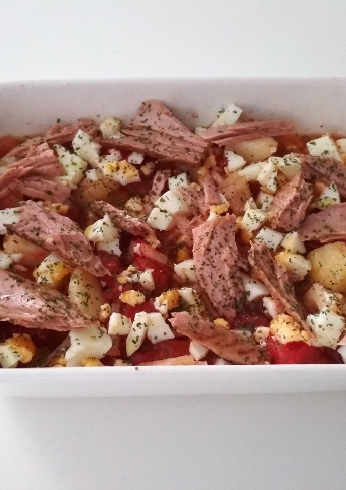 Una foto de Picadillo de la sierra (con tomate, melva, patatas y huevo)