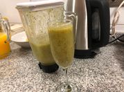 Una foto de coctel de kiwi