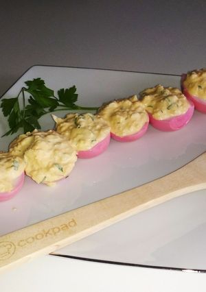 Foto principal de Huevos tintados rellenos de bacalao y queso