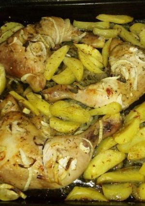 Una foto de Pollo al horno con papas