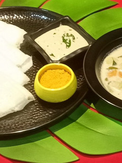 A picture of Neer Dosa and Vegetable Stew.