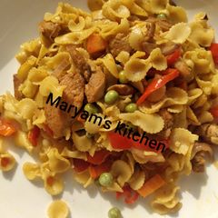 A picture of Stir fried pasta with shredded chicken.