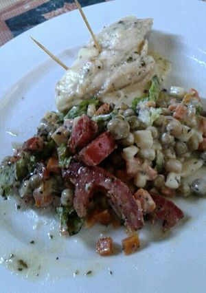 Una foto de Bifes de pechugas de pollo rellenas con mozzarella y ensalada