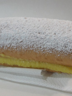 Una foto de Brazo de gitano (o enrollado) relleno de crema pastelera