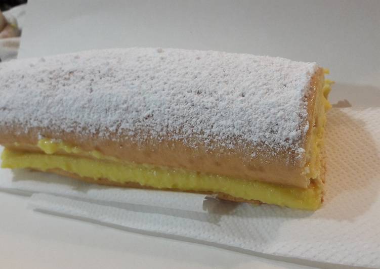 Brazo de gitano (o enrollado) relleno de crema pastelera